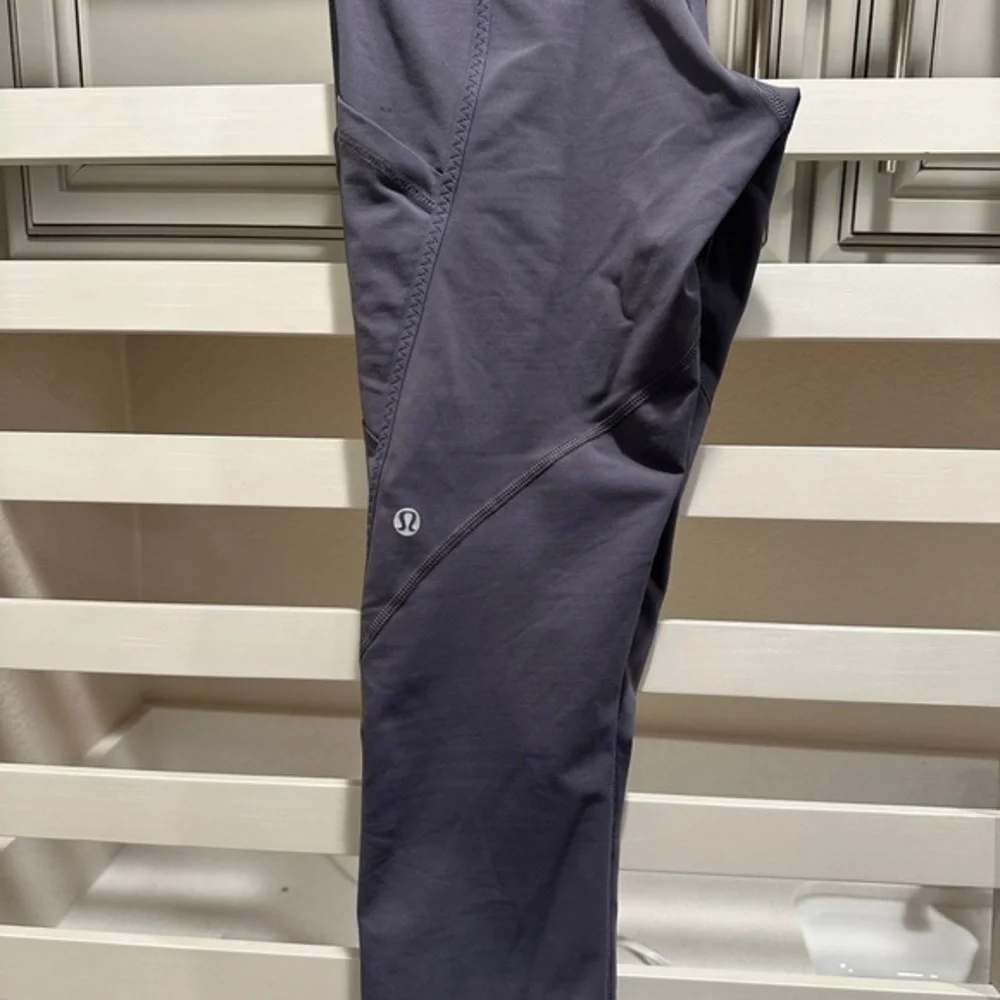 Lululemon Women's Size 8 Workout Activewear Cropped Leggings‎ Purple/Gray